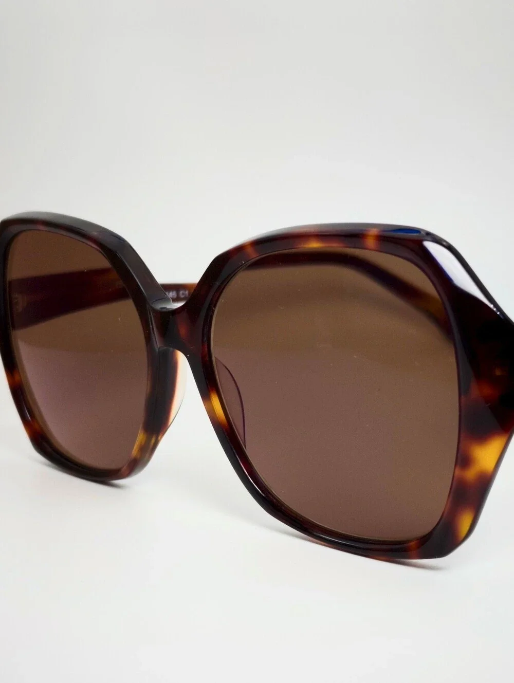 Isabella. Tortoiseshell Oversized Eyewear. Faceted Texture Frame.